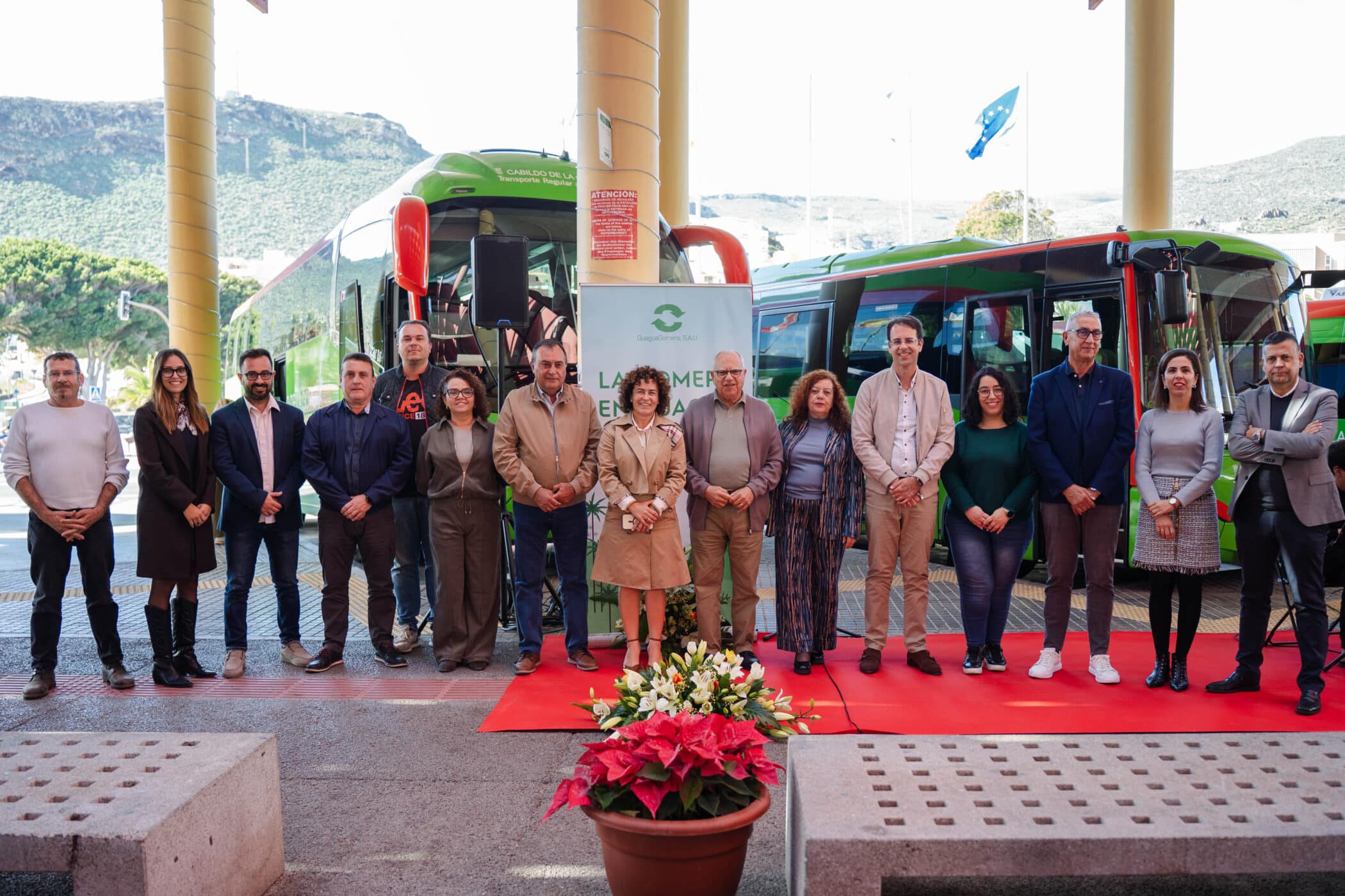 300126 Autoridades insulares, locales y representantes empresariales en la presentación de la nueva flota de guaguas de GuaguaGomera