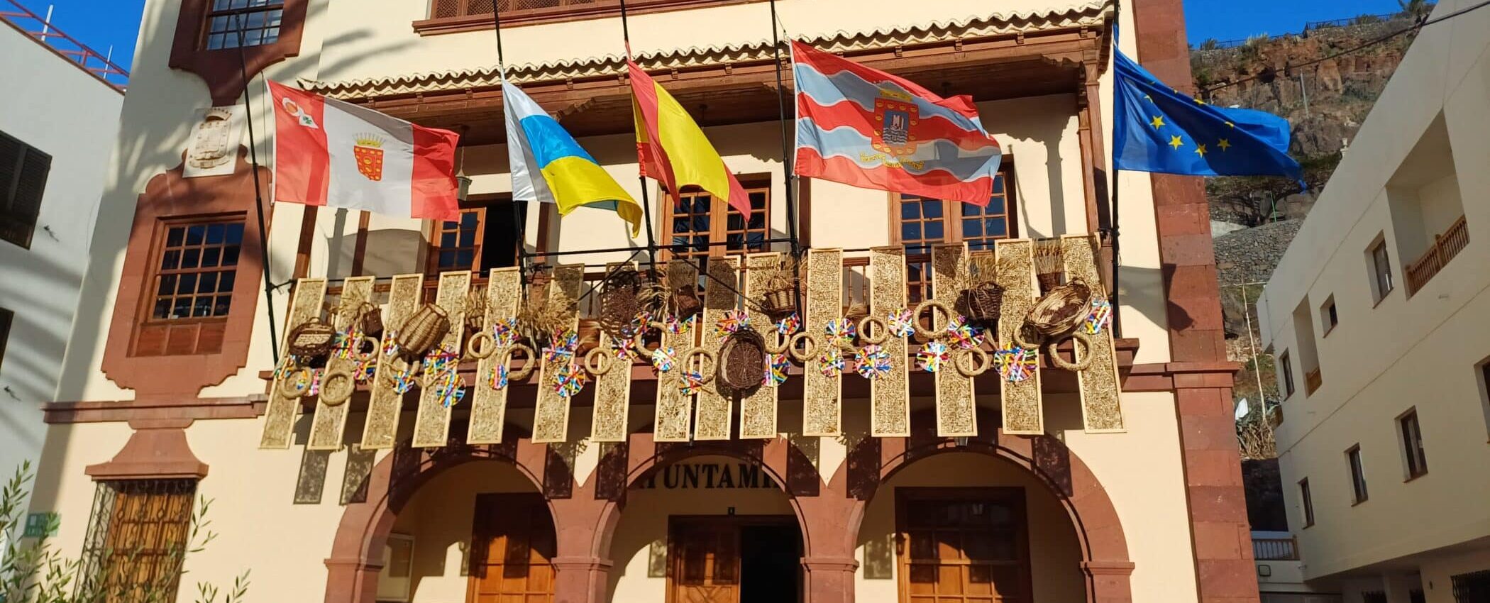 BANDERAS A MEDIA ASTA
