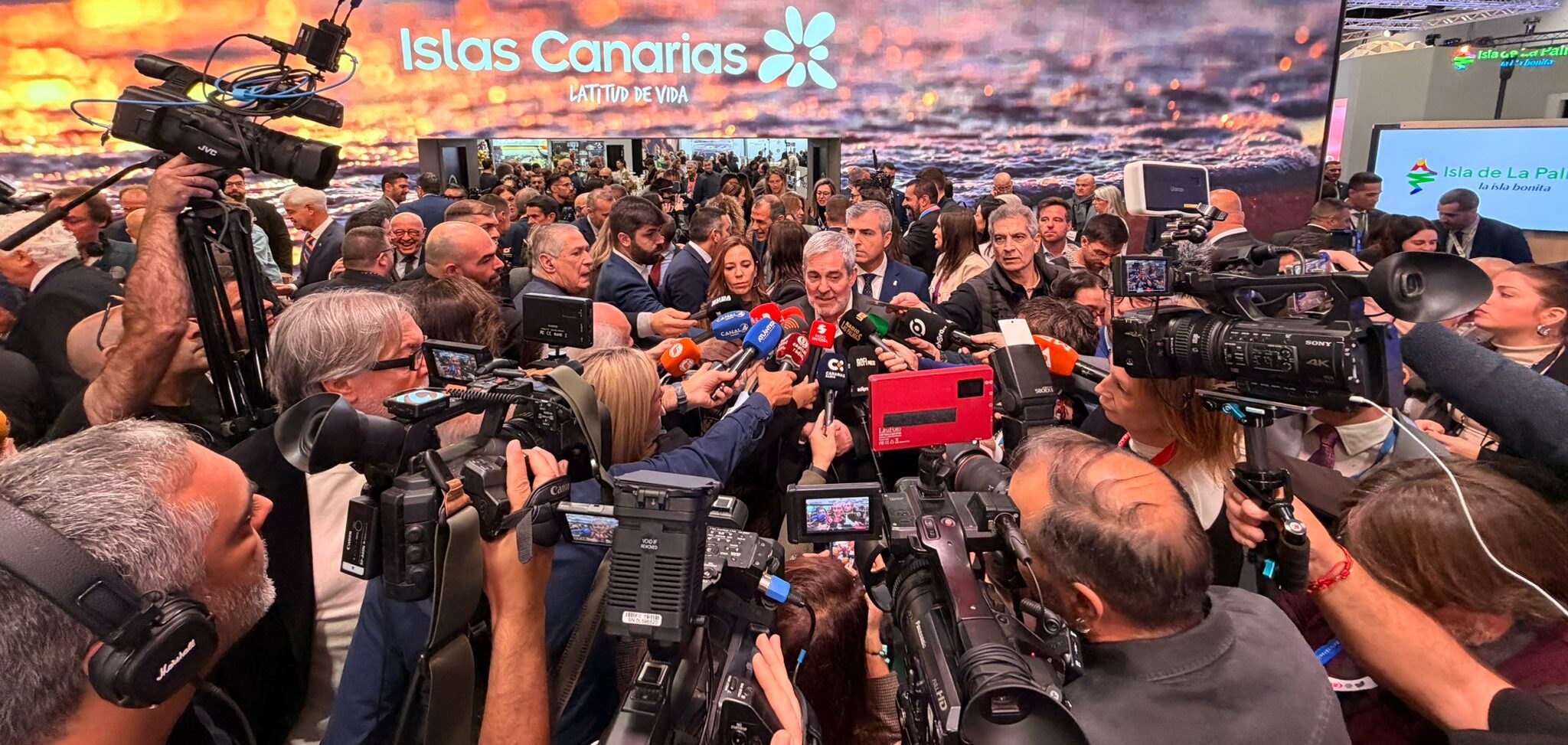 CLAVIJO SUBRAYA EL AVANCE DE CANARIAS HACIA UN MODELO TURÍSTICO MÁS SOSTENIBLE QUE REPARTE MEJOR LA RIQUEZA 21-1-26