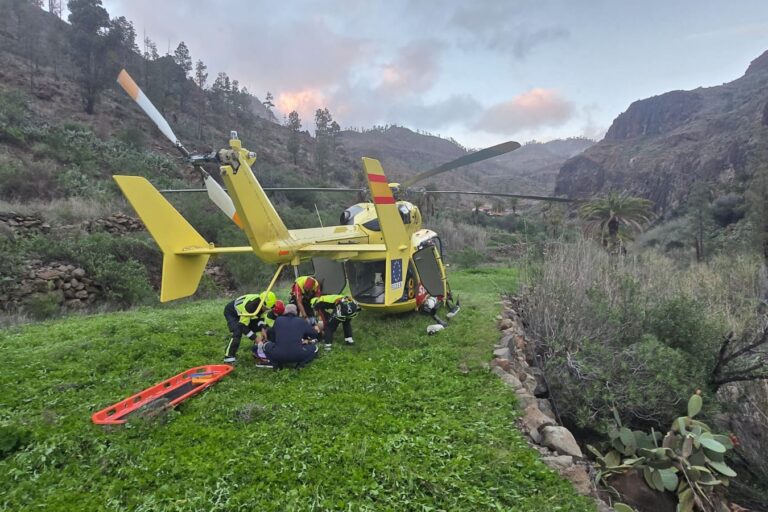 DOS FALLECIDOS Y DOS HERIDAS GRAVES TRAS CAER UN VEHÍCULO EN UNA CHARCA-SAN BARTOLOMÉ DE TIRAJANA2 4-1-26