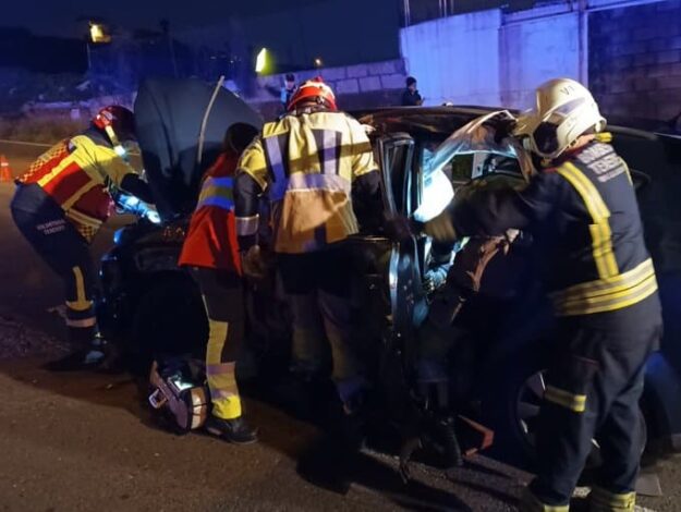 EL SUC ATIENDE A TRES HERIDOS DE DIVERSA CONSIDERACIÓN TRAS UNA SALIDA DE VÍA EN SANTA CRUZ DE TENERIFE 25-1-26