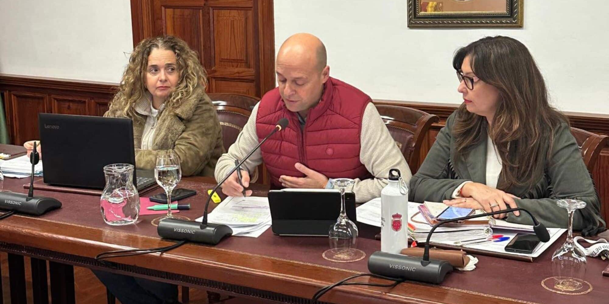 Eduardo Dávila (centro)