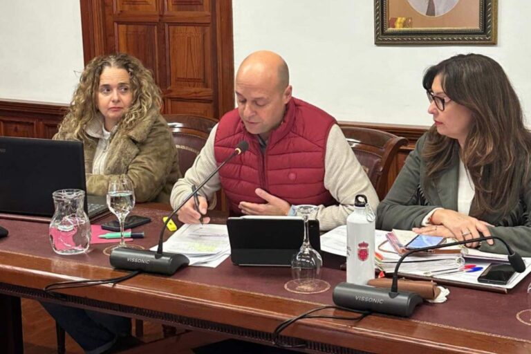 Eduardo Dávila (centro)