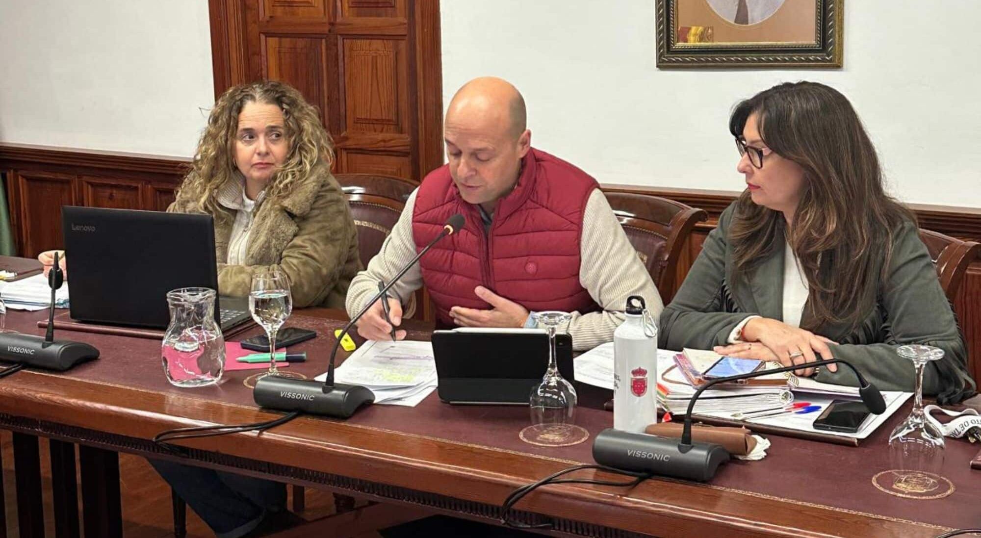Eduardo Dávila (centro)