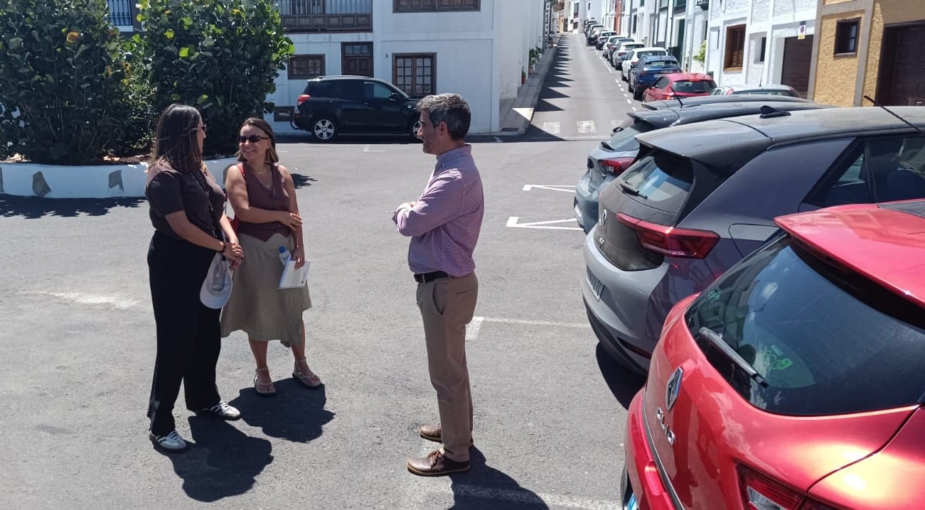 Juan Siverio (D) junto a representantes de la empresa encargada en el aparcamiento del Charco de La Laja