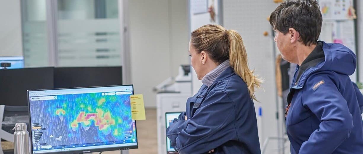 La presidenta Rosa Dávila y la consejera de Emergencias, Blanca Pérez en el CECOPIN 001