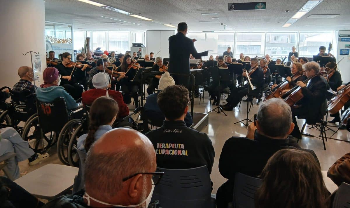 PACIENTES-USUARIOS Y PERSONAL DEL HUC DISFRUTAN DEL CONCIERTO DE LA SINFÓNICA DE TENERIFE 9-1-26