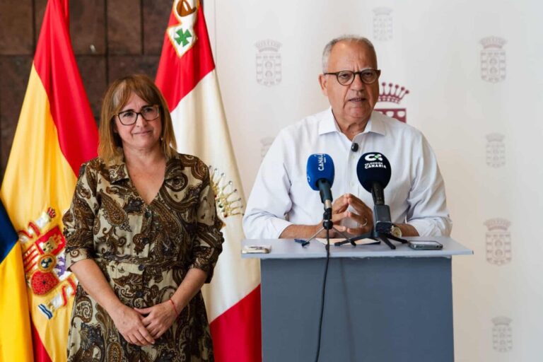 040226-casimiro-curbelo-y-rosa-elena-garcia-durante-la-rueda-de-prensa-de-este-m