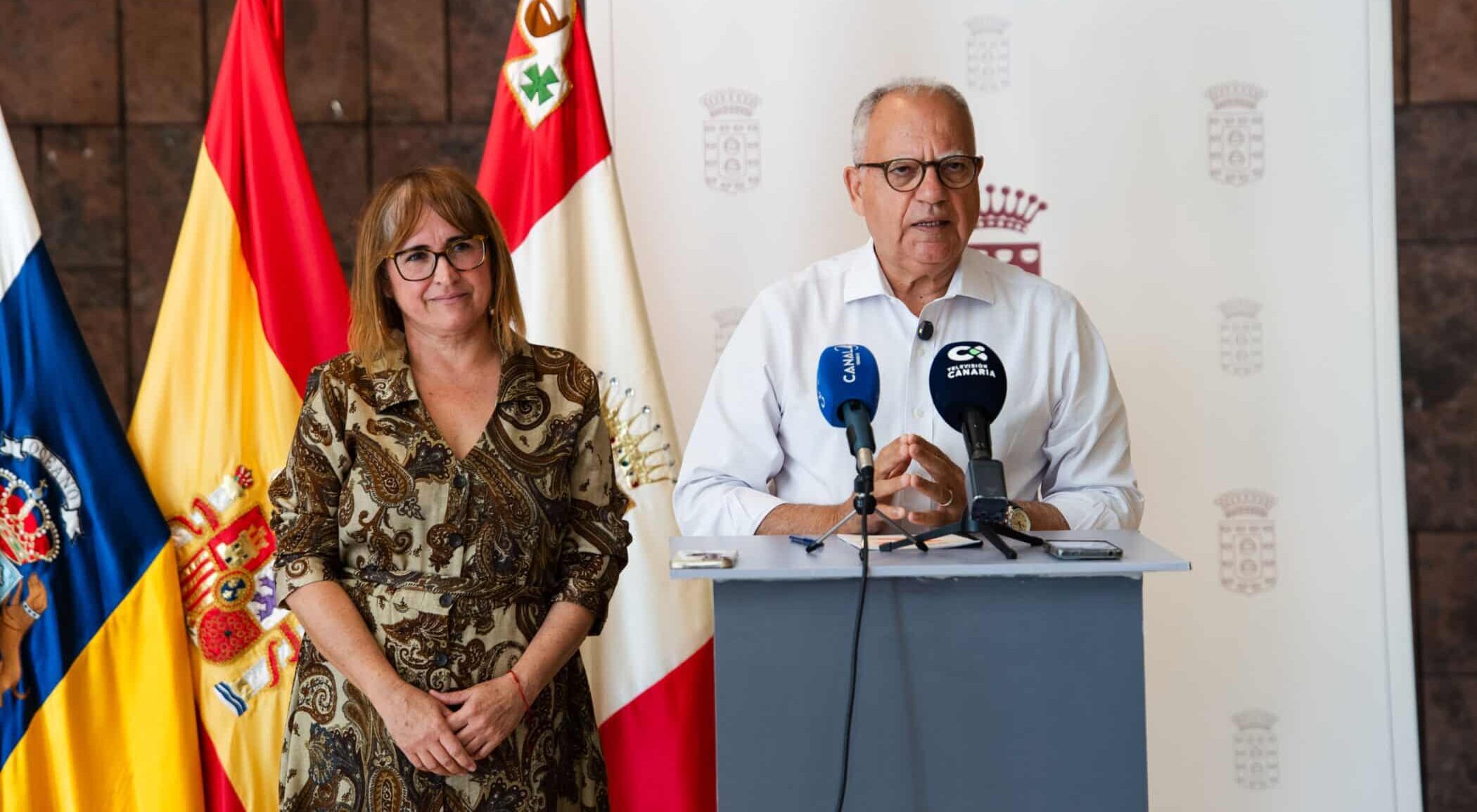 040226-casimiro-curbelo-y-rosa-elena-garcia-durante-la-rueda-de-prensa-de-este-m