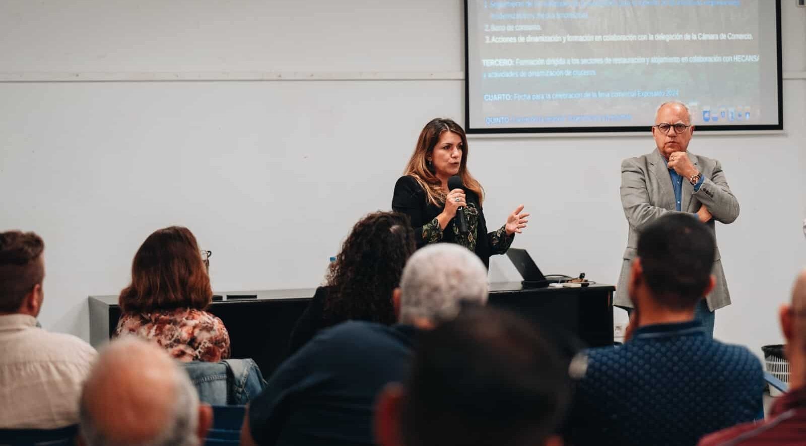 110226 La consejera insular de Turismo, Comercio y Consumo, María Isabel Méndez, y el presidente del Cabildo de La Gomera, Casimiro Curbelo