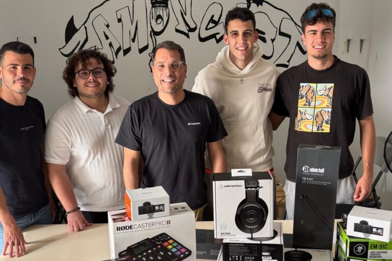 170226 Visita al colectivo juvenil Zamonta entrega material podcast