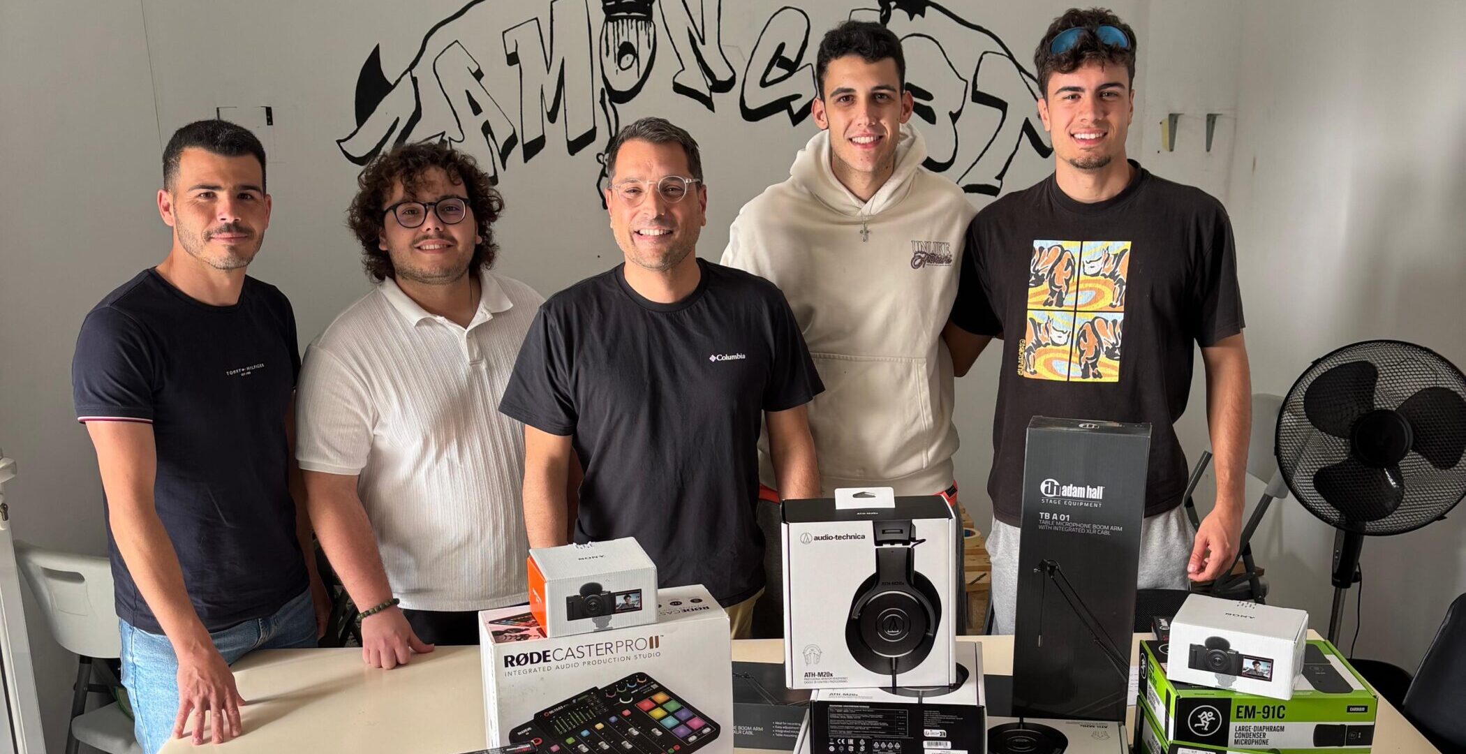 170226 Visita al colectivo juvenil Zamonta entrega material podcast