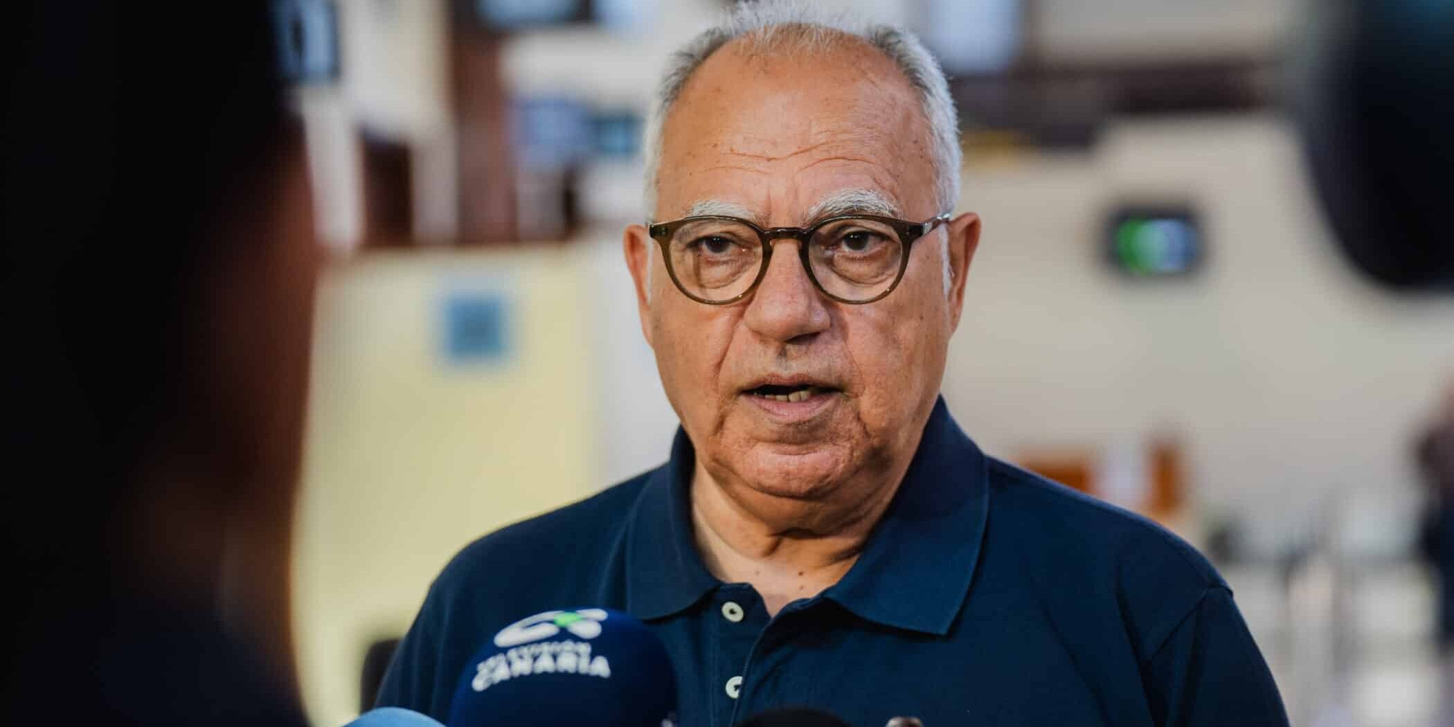 190226 Casimiro Curbelo, presidente del Cabildo de La Gomera, atendiendo a los medios de comunicación en el aeropuerto de la isla