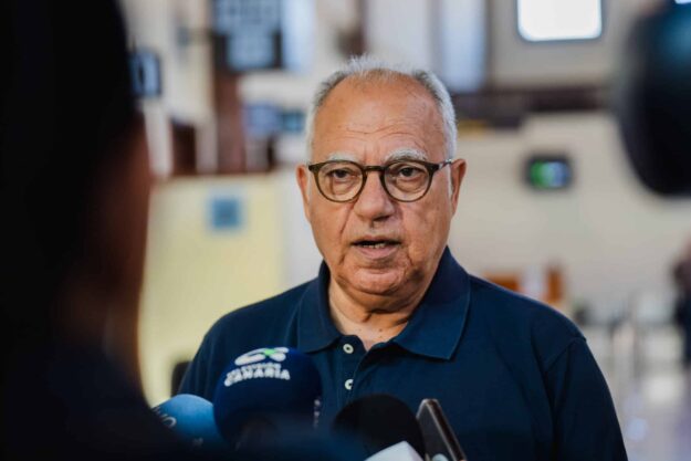 190226 Casimiro Curbelo, presidente del Cabildo de La Gomera, atendiendo a los medios de comunicación en el aeropuerto de la isla