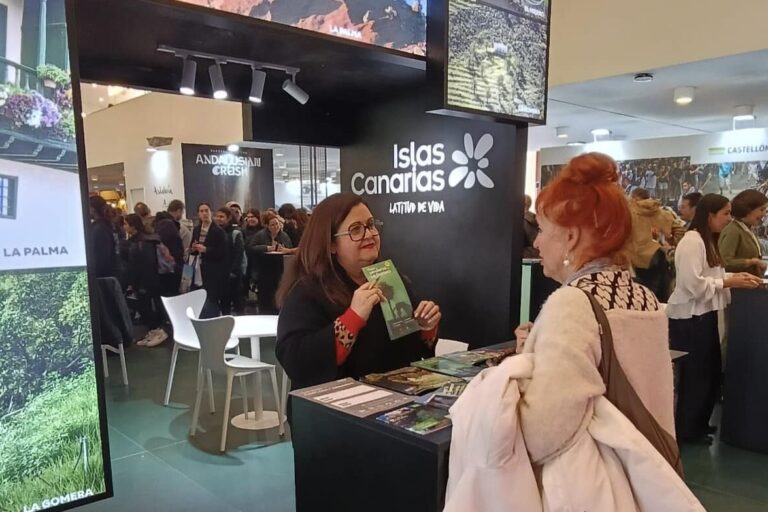 230226 Agente turístico en el stand de La Gomera en Navartur 2026