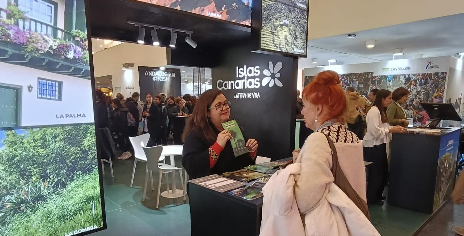 230226 Agente turístico en el stand de La Gomera en Navartur 2026