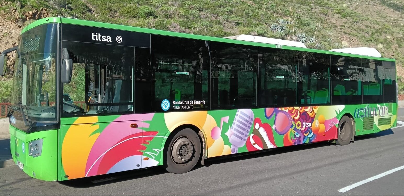 260211 Guaguas con el vinilo del Carnaval 2026