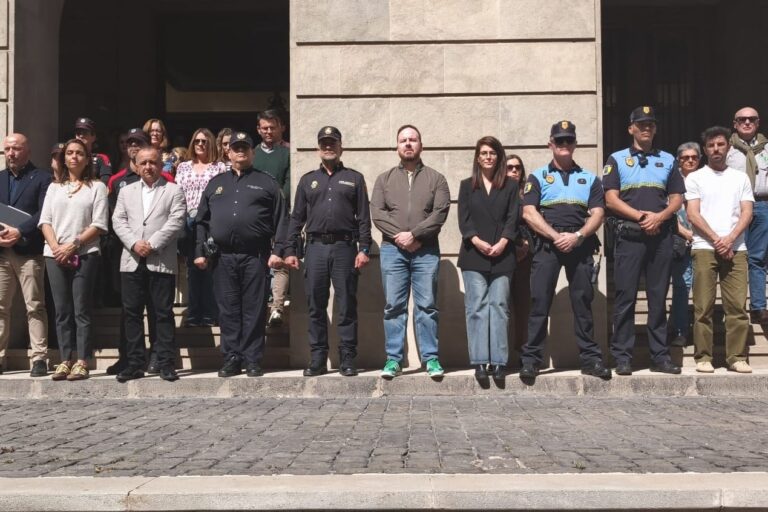 260224 Minuto de silencio por asesinatos en Navarra y Santa Cruz de Tenerife