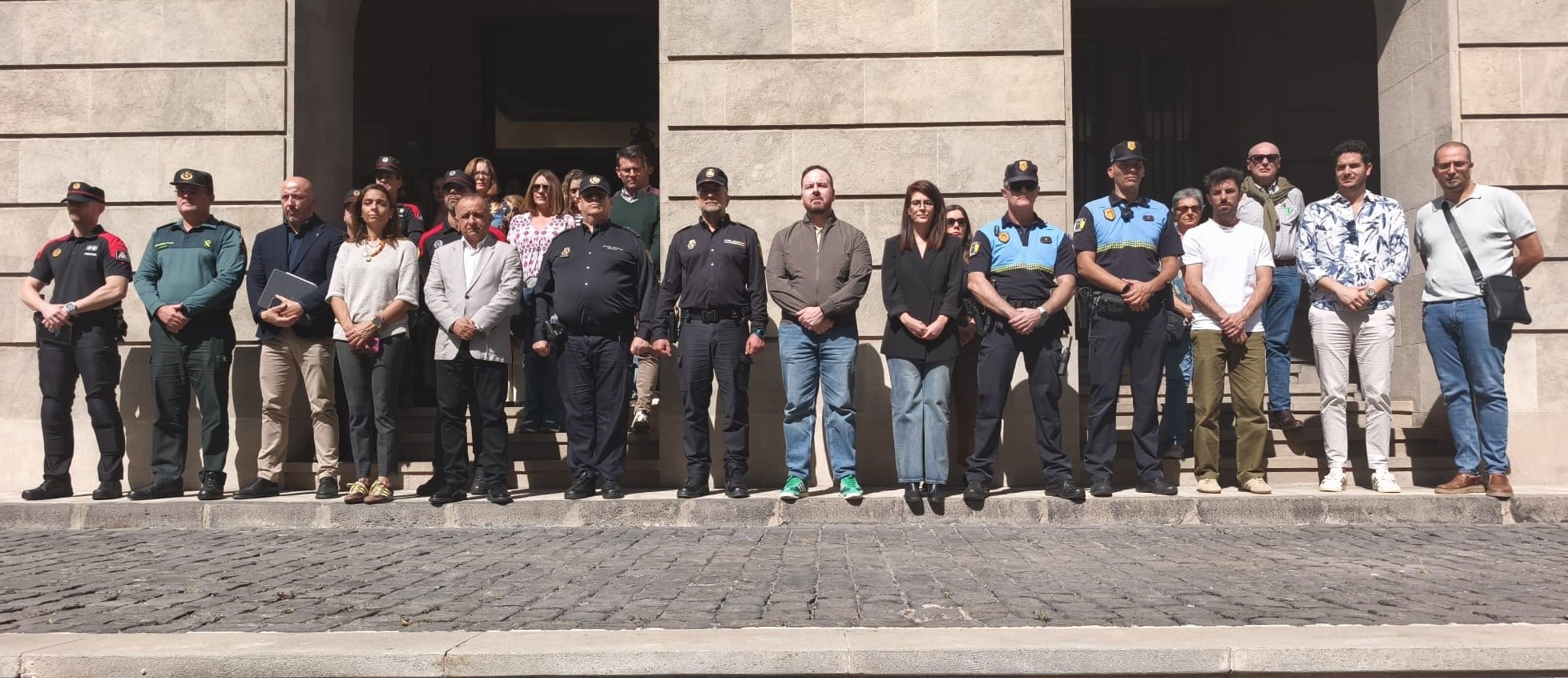 260224 Minuto de silencio por asesinatos en Navarra y Santa Cruz de Tenerife