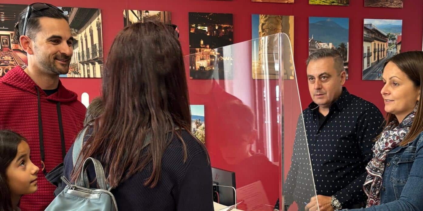 ATENCIÓN A FAMILIA EN OFICINA MUNICIPAL DE TURISMO