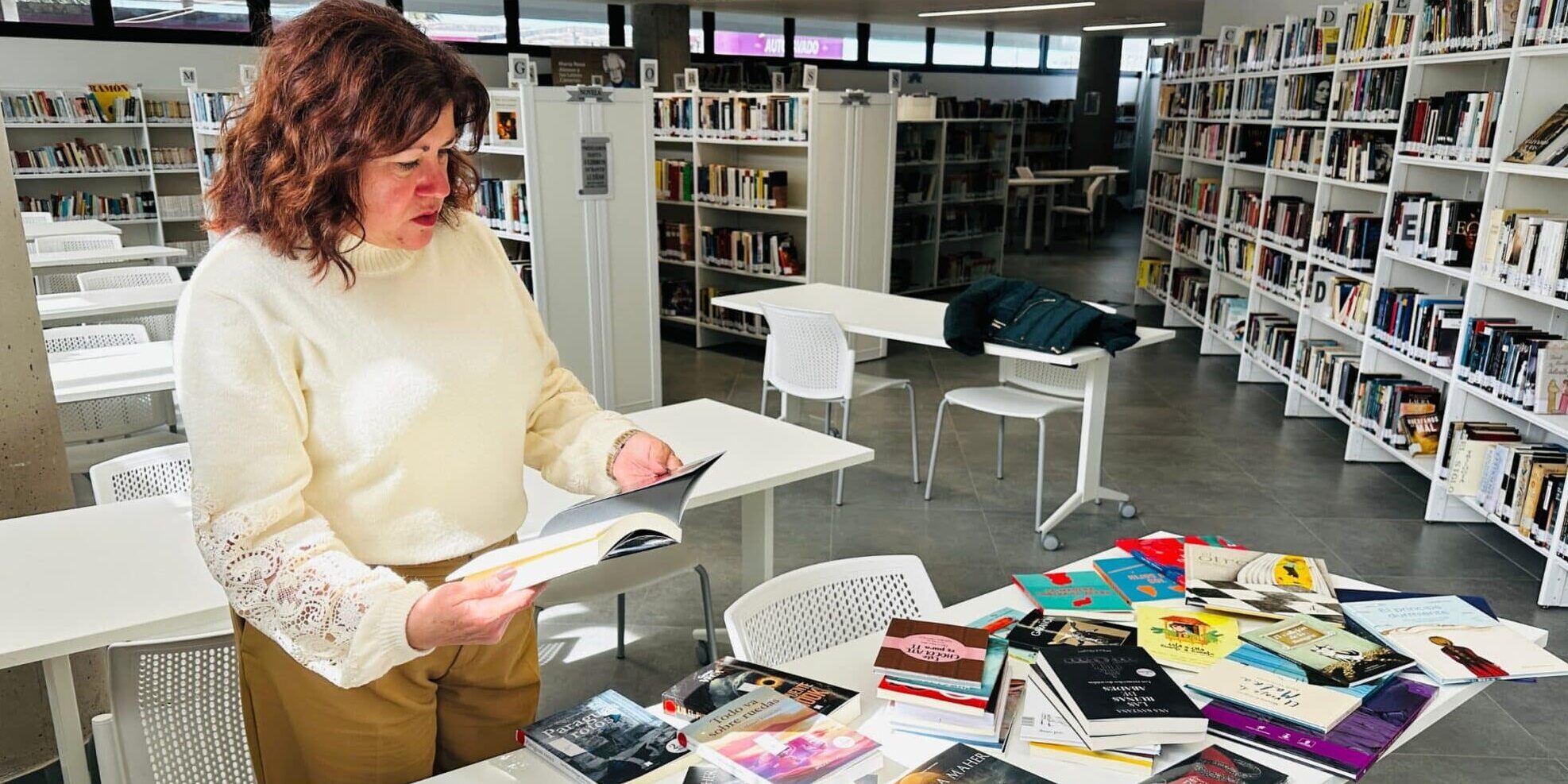 Alcaldesa de Tacoronte y titular de Cultura, Sandra Izquierdo, en una visita reciente a la Biblioteca Municipal