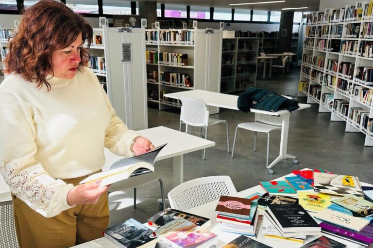 Alcaldesa de Tacoronte y titular de Cultura, Sandra Izquierdo, en una visita reciente a la Biblioteca Municipal