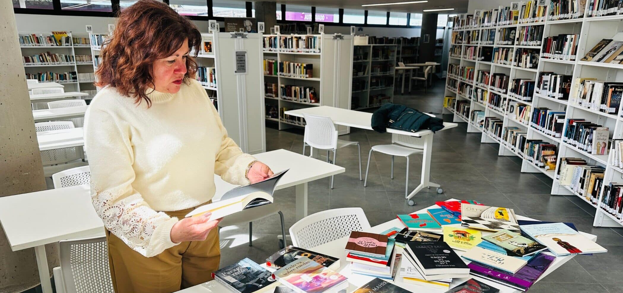 Alcaldesa de Tacoronte y titular de Cultura, Sandra Izquierdo, en una visita reciente a la Biblioteca Municipal