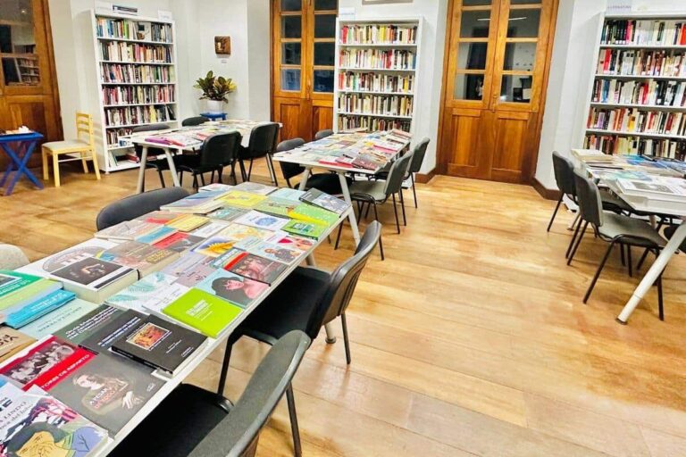 Biblioteca Casa de Los Pérez