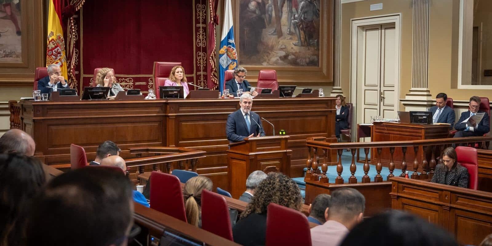 CLAVIJO PIDE A LA OPOSICIÓN QUE VUELVA AL DIÁLOGO TRAS LOGRAR EL RESPALDO DEL PARLAMENTO AL DECRETO CANARIAS 24-2-26