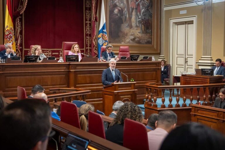 CLAVIJO PIDE A LA OPOSICIÓN QUE VUELVA AL DIÁLOGO TRAS LOGRAR EL RESPALDO DEL PARLAMENTO AL DECRETO CANARIAS 24-2-26