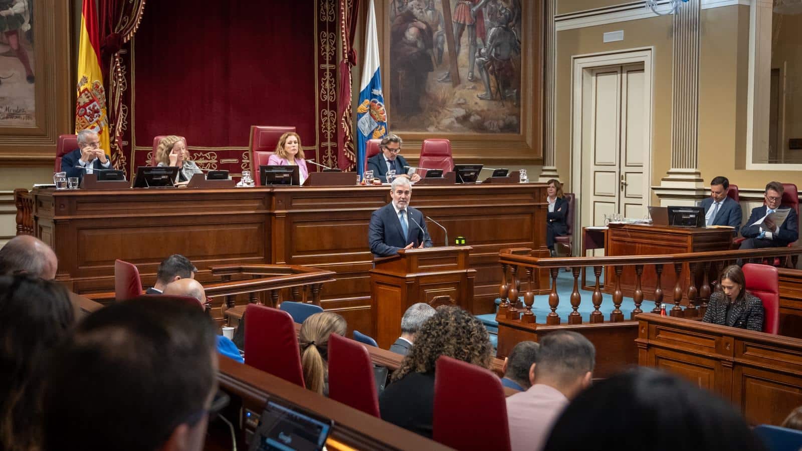CLAVIJO PIDE A LA OPOSICIÓN QUE VUELVA AL DIÁLOGO TRAS LOGRAR EL RESPALDO DEL PARLAMENTO AL DECRETO CANARIAS 24-2-26