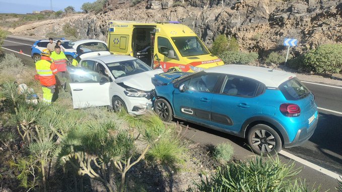 CUATRO PERSONAS RESULTAN HERIDAS EN LA COLISIÓN FRONTAL DE DOS VEHÍCULOS EN GUÍA DE ISORA 8-2-26