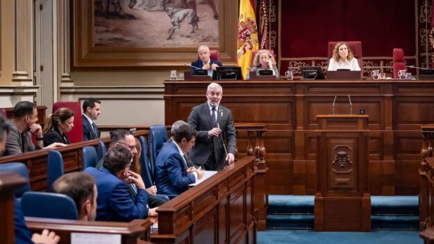 FERNANDO CLAVIJO RECLAMA A LA OPOSICIÓN QUE SE SIENTE A NEGOCIAR Y NO BOICOTEE EL DECRETO CANARIAS 10-2-26
