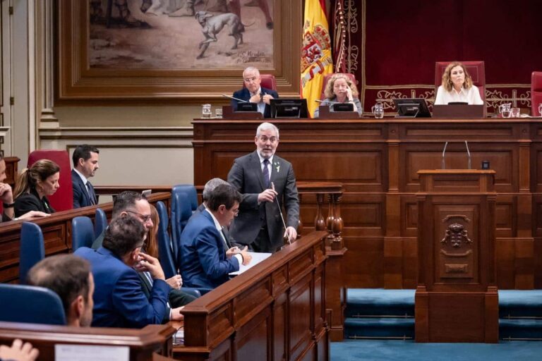 FERNANDO CLAVIJO RECLAMA A LA OPOSICIÓN QUE SE SIENTE A NEGOCIAR Y NO BOICOTEE EL DECRETO CANARIAS 10-2-26