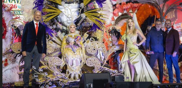 REINA CON ALCALDE, REINA 2025, CONCEJAL DE FIESTAS Y DISEÑADOR