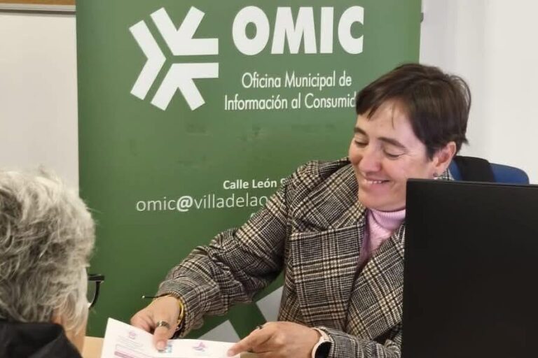 atención a usuario en la oficina de la Omic