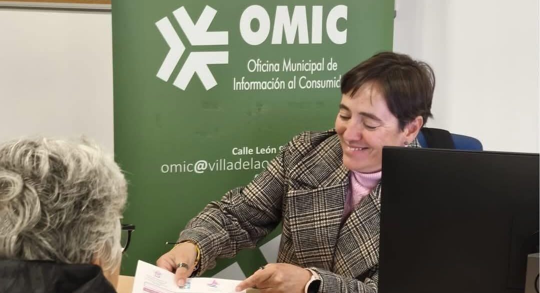 atención a usuario en la oficina de la Omic