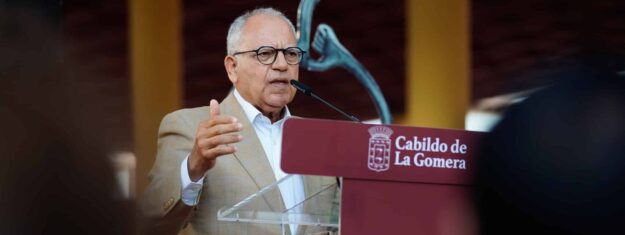 170326-casimiro-curbelo-durante-su-intervencion-en-el-acto-de-celebracion-del-aniversario-del-silbo