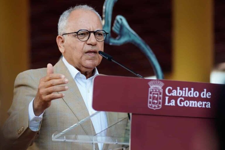 170326-casimiro-curbelo-durante-su-intervencion-en-el-acto-de-celebracion-del-aniversario-del-silbo