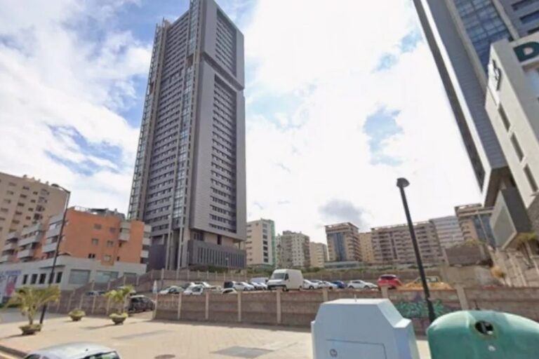 260323 Terreno parque entre las dos torres de Sanrta Cruz