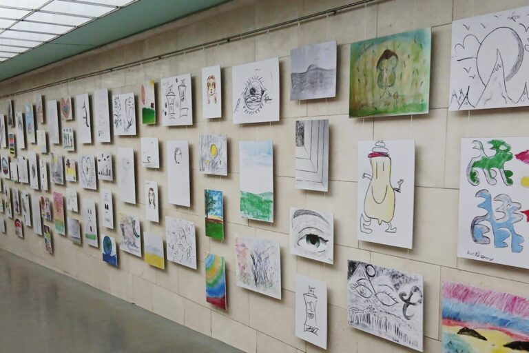6MAR Exposición dibujos niños aula
