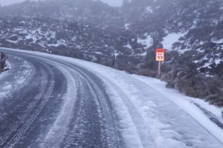 CERRADOS LOS ACCESOS AL TEIDE POR EL PELIGRO DEL HIELO 4-3-26