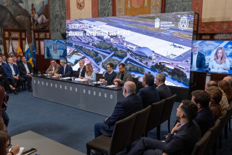 CLAVIJO REFUERZA SU COMPROMISO CON LA MEJORA DE LA MOVILIDAD CON EL PROYECTO DEL TERCER CARRIL DE LA TF-5 27-3-26