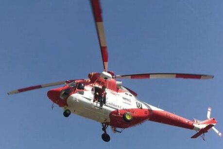 EL HELICÓPTERO DEL GES RESCATA A UN MENOR DE EDAD DEL MAR EN PUERTO DE LA CRUZ 31-3-26