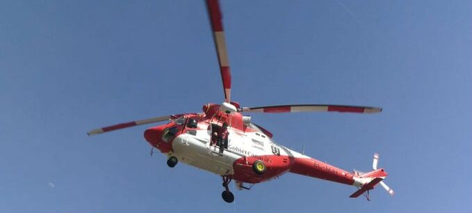 EL HELICÓPTERO DEL GES RESCATA A UN MENOR DE EDAD DEL MAR EN PUERTO DE LA CRUZ 31-3-26