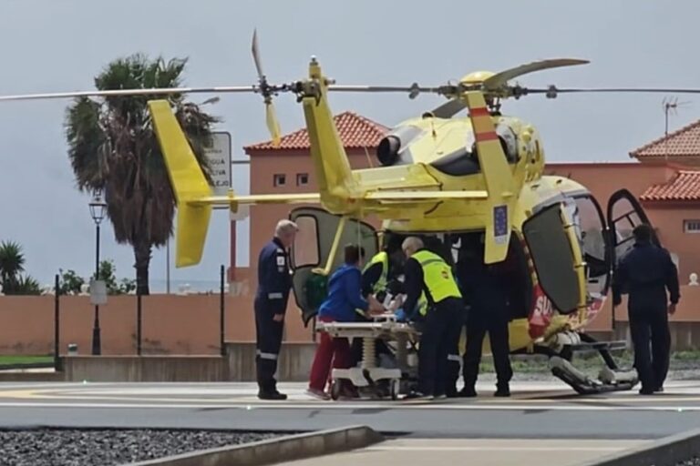 EL HELICÓPTERO DEL SUC CON BASE EN FUERTEVENTURA REALIZA SU PRIMER SERVICIO UNA HORA DESPUÉS DE SU PRESENTACIÓN 27-3-26