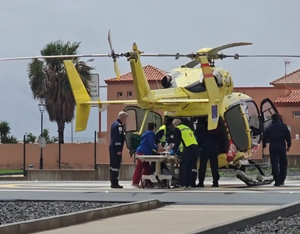 EL HELICÓPTERO DEL SUC CON BASE EN FUERTEVENTURA REALIZA SU PRIMER SERVICIO UNA HORA DESPUÉS DE SU PRESENTACIÓN 27-3-26