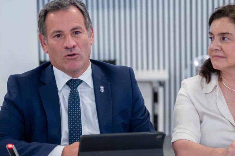 El director insular Pedro González, junto a Ana de Miguel en la Junta del Patronato