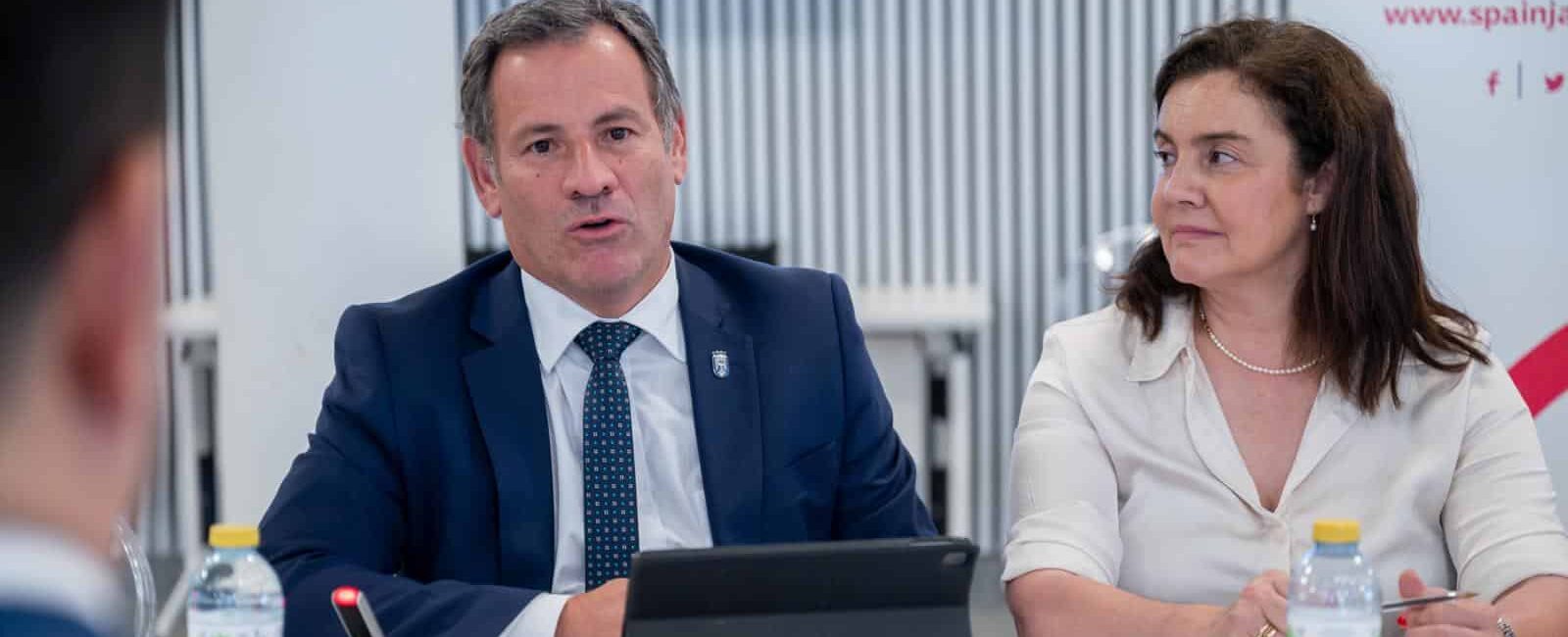 El director insular Pedro González, junto a Ana de Miguel en la Junta del Patronato
