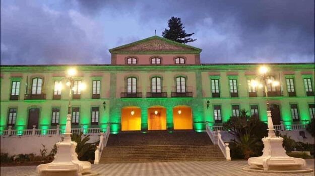 FACHADA DEL AYUNTAMIENTO DE LA OROTAVA ILUMINADA
